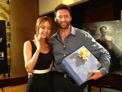 Wah, Hugh Jackman 'Wolverine' Berikan Kecupan Pipi Pada G. Na!